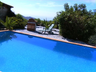 Der Pool der Casa Ranita mit Grill und Terrasse