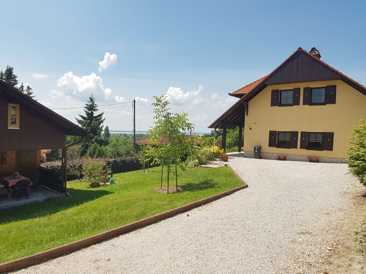 Haus mit Parkplatz und Gartenhaus