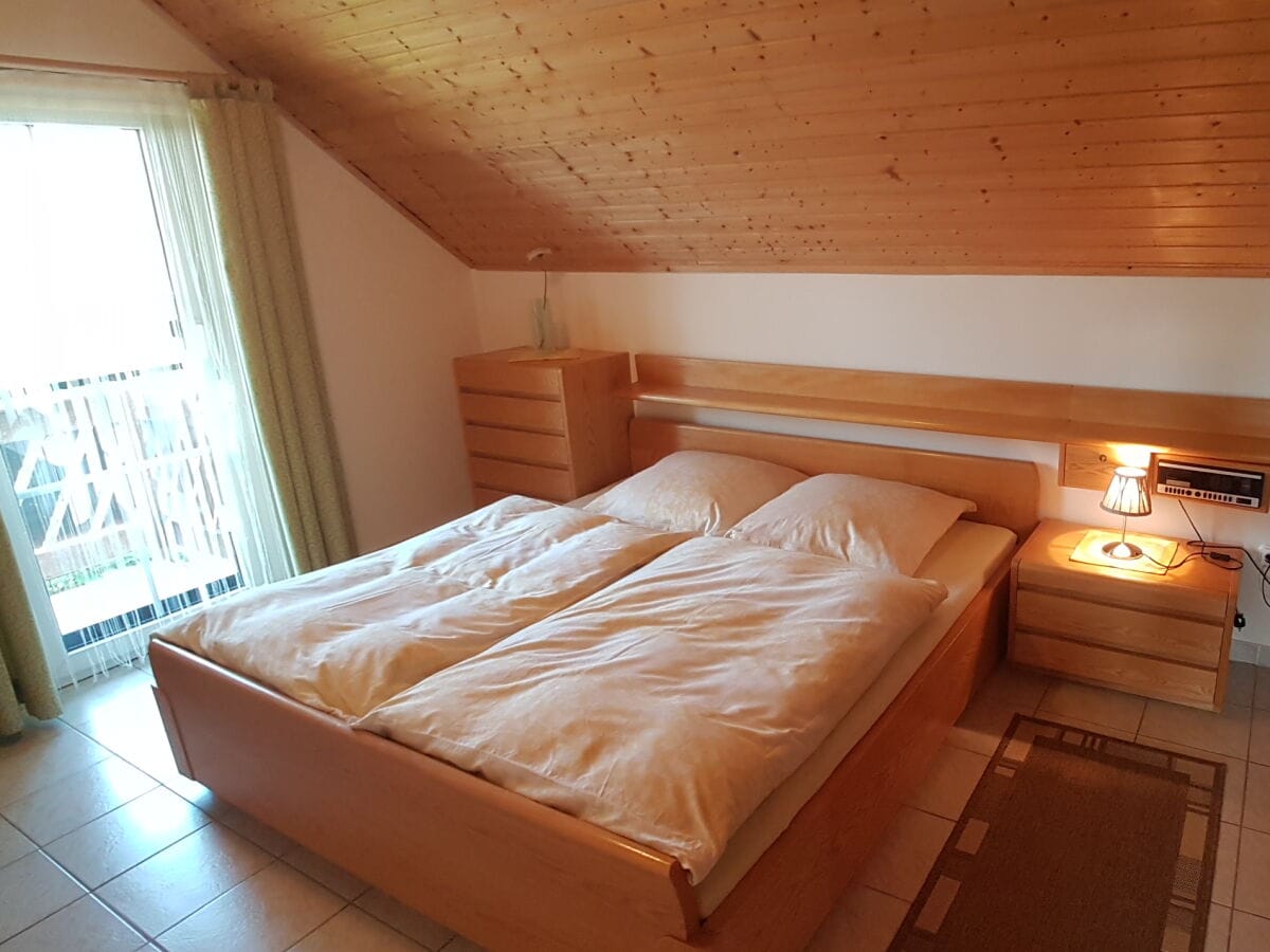 Schlafzimmer in der obere Etage mit Balkon