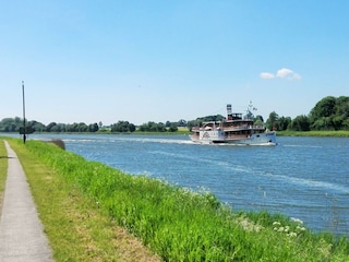 Radweg am Nord-Ostsee-Kanal, Traum- u. Containerschiffe