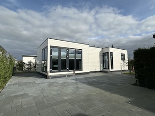 Große geflieste Terrasse mit viel Sitzgelegenheiten