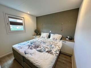 Schlafzimmer mit Boxspring-Doppelbett