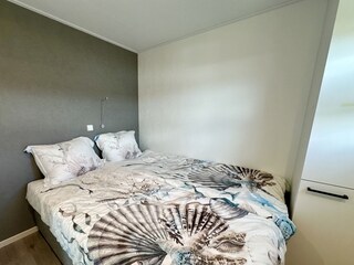 2. Schlafzimmer mit Boxspring-Doppelbett