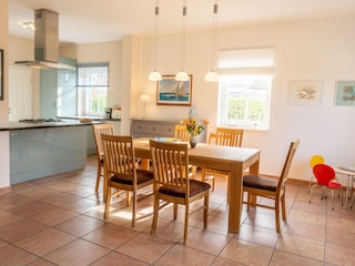 Eßtisch mit Kinderecke