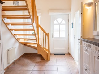 Diele mit Treppenaufgang in 1 OG