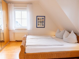 Schlafzimmer 1, Bett 200 x 180 cm