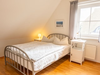 Schlafzimmer 2, Bett 200 x 140 cm