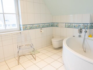 Badezimmer im 1 OG mit Eckbadewanne u. Duschzelle