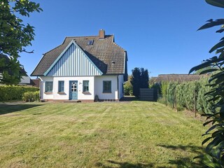 Haupteingang rechts Abstelle Mülltonnen