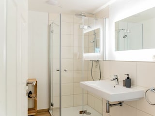 Badezimmer mit Dusche und WC