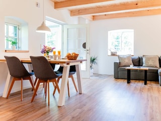 offener Wohn-/Essbereich mit Gartenblick