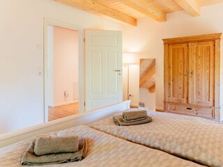 Schlafzimmer mit Doppelbett (180x200cm) und Kleiderschrank