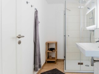 Badezimmer mit Dusche und WC