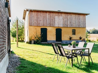 Terrassenbereich hinter dem Haus im Garten