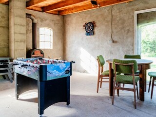 Outdoor-Spielscheune mit Kicker, Dart u.v.m.