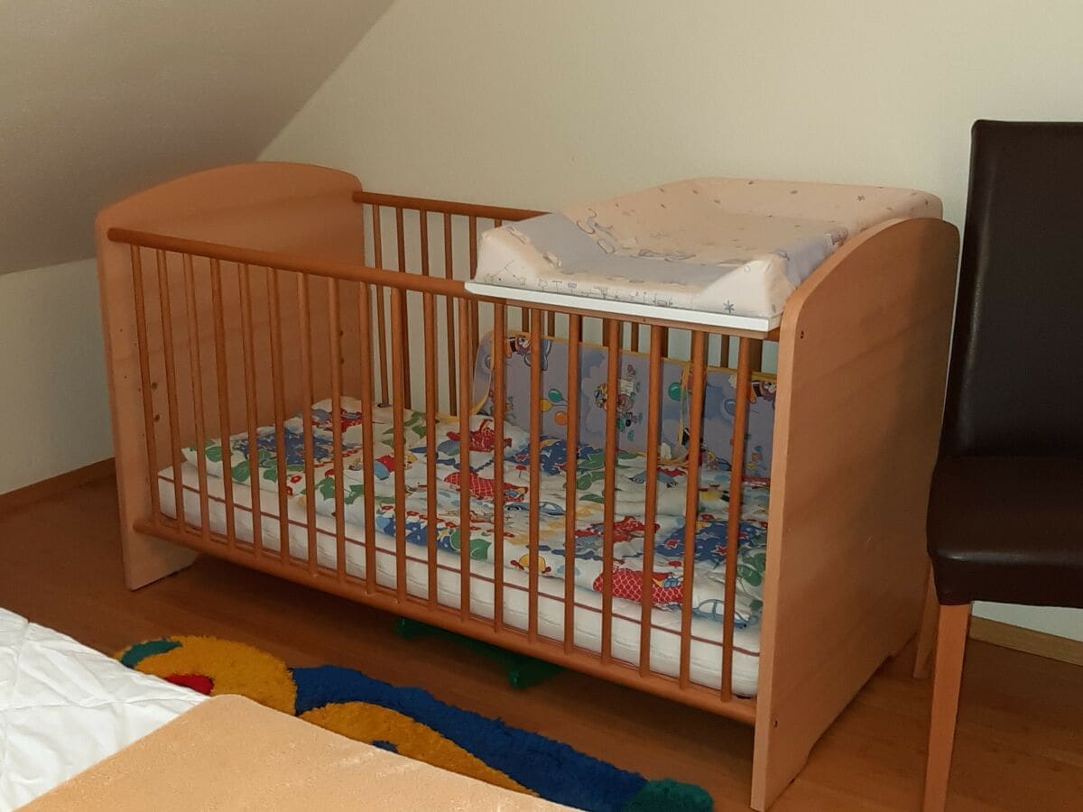 Kinderbett mit Eickelauflage Schlafzimmer 2 OG