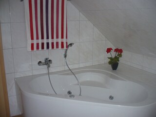 Bad OG, Badewanne mit Whirlpoolfunktion