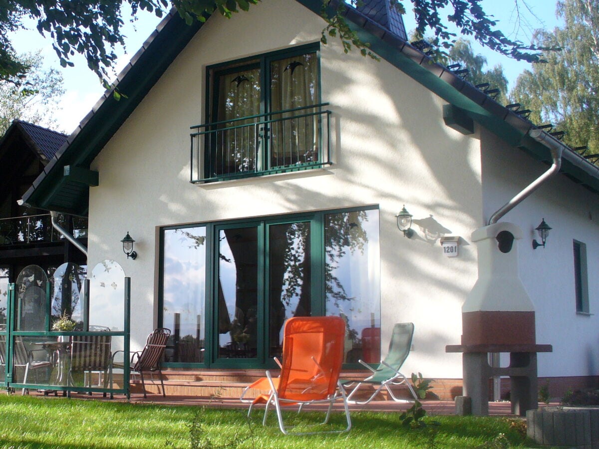 Terrasse 1 mit Grill und Gartenmöbeln und Liegen