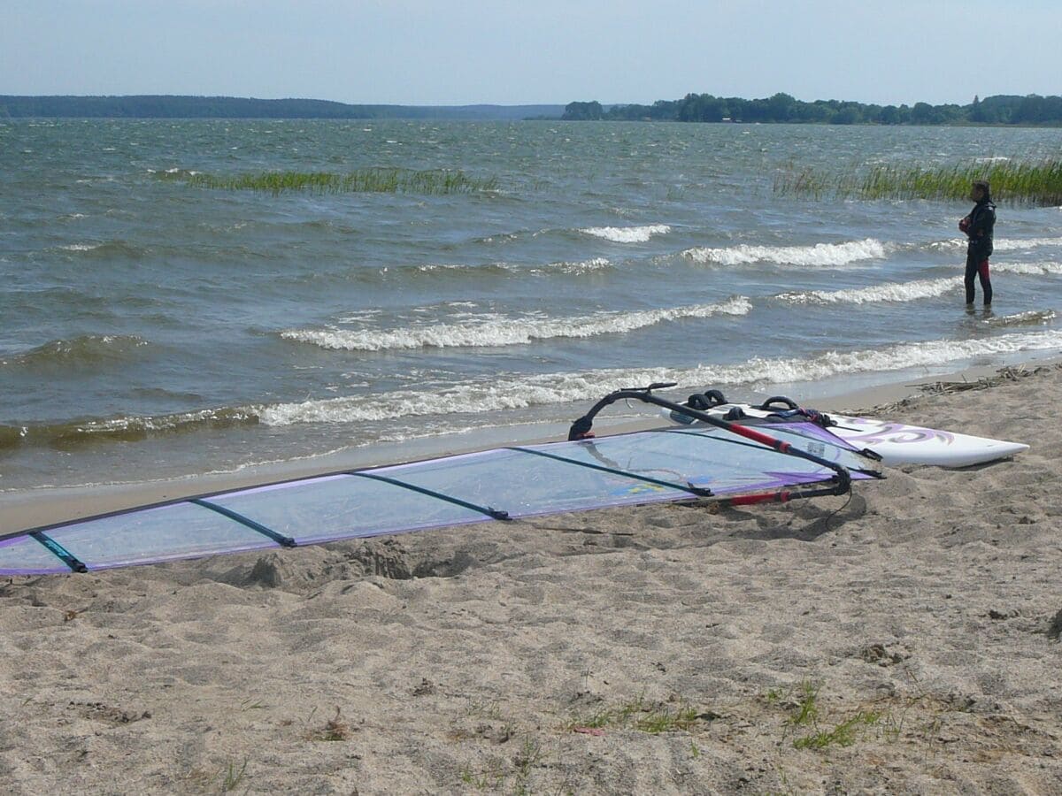 Wenn kein Badewetter ist,  Windsurfen an der Badestelle