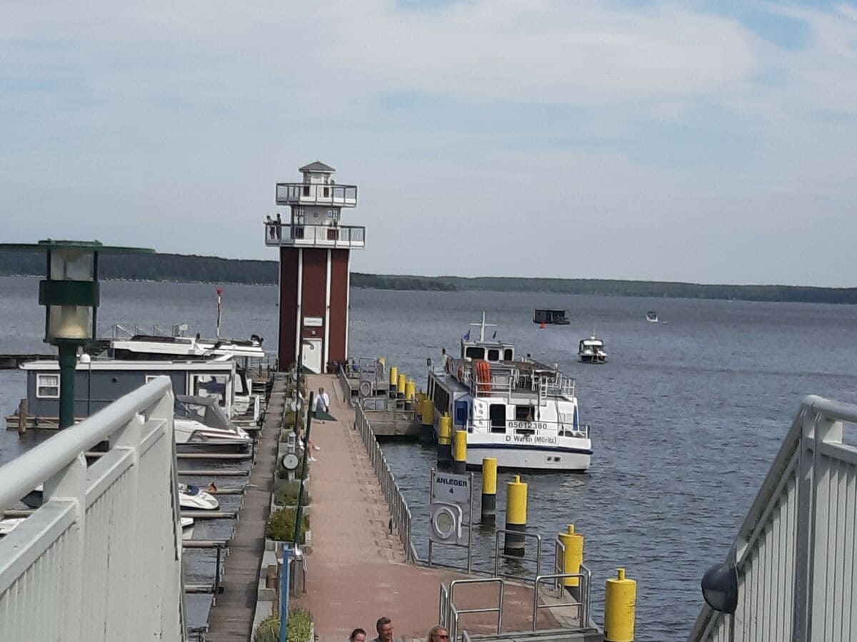 Leuchtturm am Hafen mit Blick auf den Plauer See