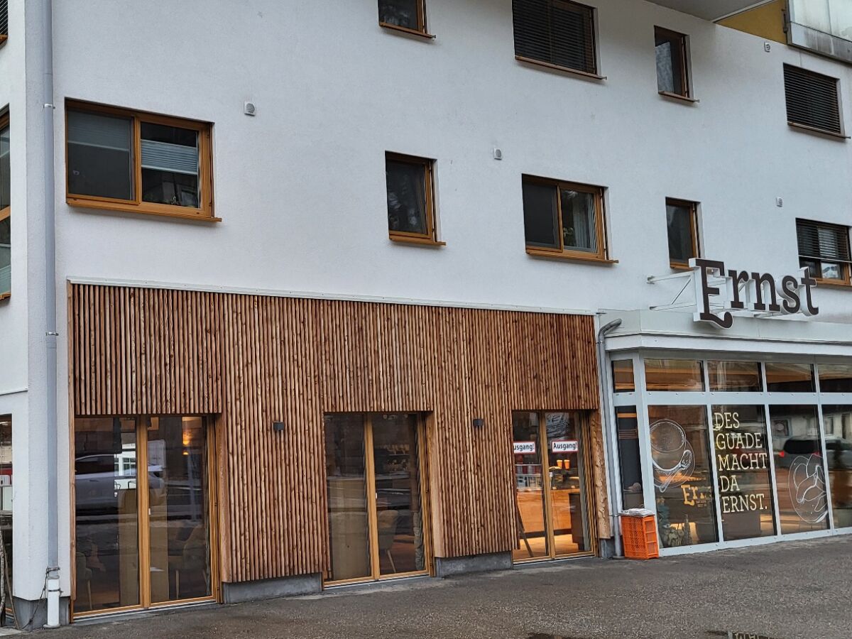 Mehrparteienhaus mit Bäckerei