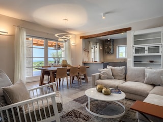 Wohnzimmer mit Blick auf den Pool und das Meer