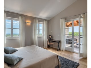 Schlafzimmer mit Terrasse und Blick auf das Meer und di