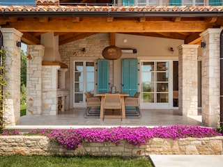 Terrasse mit Meerblick und Außenkamin