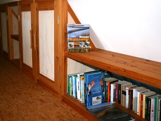 Oben sind Bücher, Regale, kleine Einbauschränke