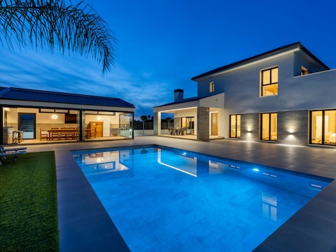 Palm Breeze Villa by Fidalsa