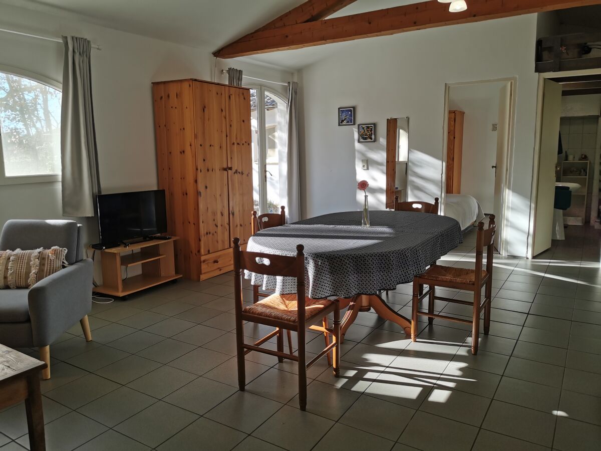 Wohnraum mit Blick auf Schlafzimmer