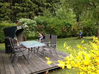 Holzterrasse im Garten