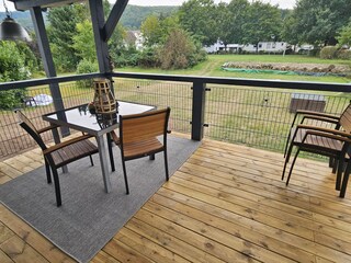 Sonnenterrasse und Garten