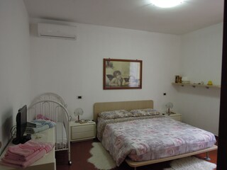 Zimmer mit Kinderbett