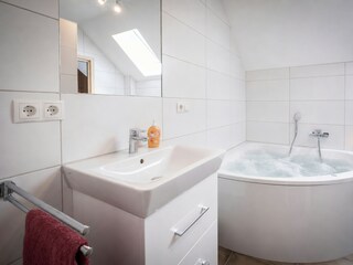 Entspannen Sie in der Badewanne mit Massagefunktion