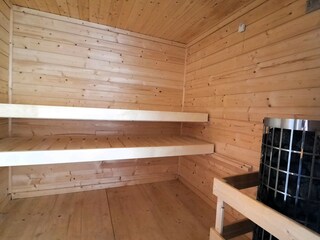 The sauna offers space for up to 6 people