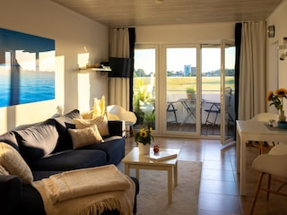 Gemütliches Wohnzimmer im Abendlicht