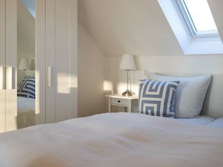 Schlafzimmer mit Kleiderschrank