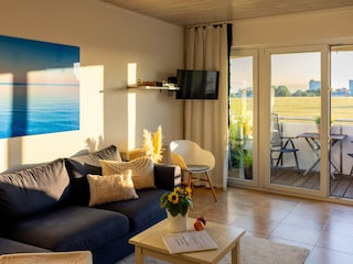 Wohnzimmer mit Sofa und Fernseher