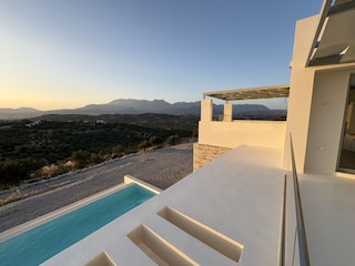 Sicht von der oberen Terrasse in die Berge