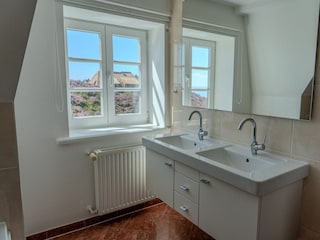 Badezimmer mit Doppelwaschbecken und Fenster