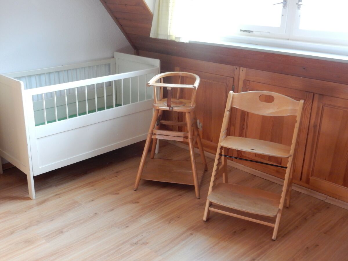 Babybett und 2 verschiedene Kinderstühle vorhanden