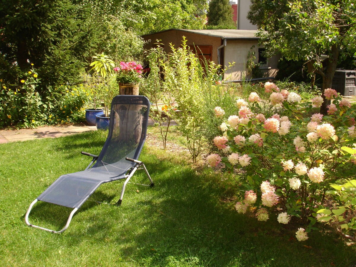 Sonnenliegen im Garten