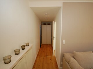 rechts geht es ins Schlafzimmer und links ins Bad