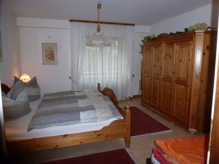 Schlafzimmer mit Doppelbett und Liege