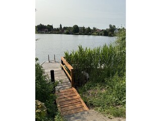 Steg mit Blick über Trentsee