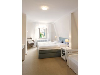 Das Schlafzimmer mit Doppelboxbett (180x200)