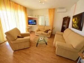 Apartment Mila - Three Bedroom Apartment with Terrace and Sea View - Jesenice near Dugi Rat - image1