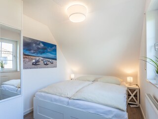 1. Schlafzimmer mit TV im 1. OG