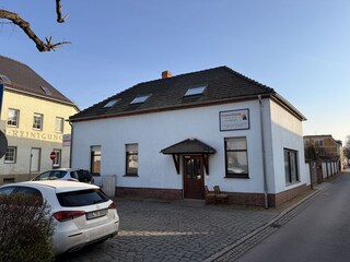 Eingang  mit öffentlichem Parkplatz